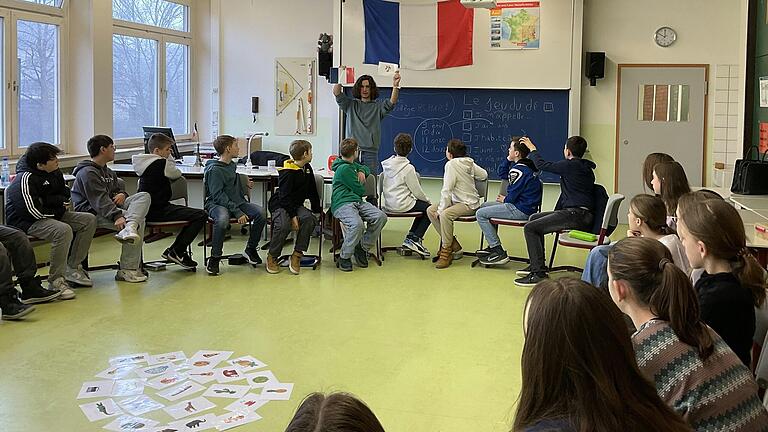 Gabriel Hasley zieht in seiner Französisch-Schnupperstunde die Klasse 6a ganz in seinen Bann. Gabriel Hasley zieht in seiner Französisch-Schnupperstunde die Klasse 6a ganz in seinen Bann.