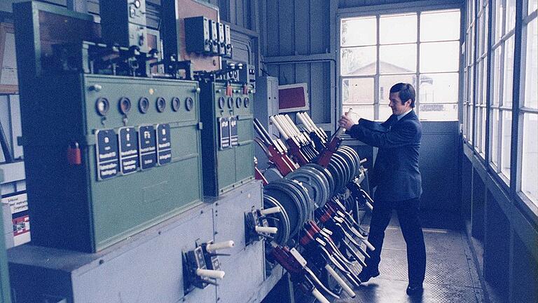 img003       -  Adolf Kieslich Anfang der 1990er Jahre im Münnerstädter Bahnhof. Damals wurden die Weichen noch von Hand gestellt.