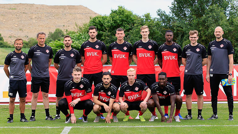 Die Trainer und die Neuen bei den Würzburger Kickers (hinten von links): Cheftrainer Michael Schiele, Co-Trainer Rainer Zietsch, Videoanalyst und Co-Trainer Philipp Eckart, Luca Pfeiffer, Johannes Kraus, Maximilian Breunig, Leroy Kwadwo, Athletik-Trainer Philipp Kunz, Torwart-Trainer Robert Wulnikowski. Vorne von links: Vincent Müller, Hüseyin Cakmak, Luke Hemmerich und Frank Ronstadt.