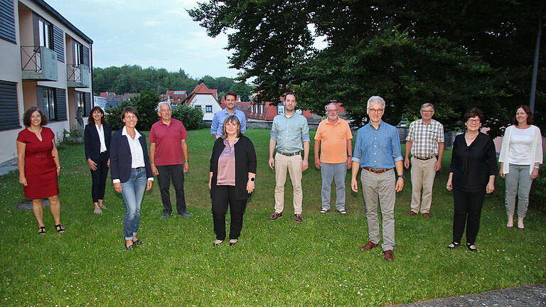 Die bei der turnusmäßigen Neuwahl weitestgehend in ihren Ämtern bestätigten Vorstandsmitglieder zeichnen für weitere drei Jahre für Kontinuität innerhalb der Sozialstation St. Burkard Greußenheim verantwortlich (von links): Petra Klafke (kaufmännische Leiterin), Christina Brause, Susanne Bruckert (beide Pflegedienstleitung), Kassier Martin Endres, Petra Rauh (Pflegedienstleitung), Björn Jungbauer (Schriftführer), Beirat Tobias Klembt, Anton Holzapfel (stellvertretender Vorsitzender), Vorsitzender Uwe Klüpfel sowie die Beiräte  Hans Fiederling,  Karin Kuhn und Andrea Rothenbucher.