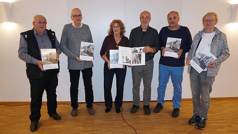 Buchvorstellung in Langenleiten: Das Bild zeigt (von links) den stellvertretenden Bürgermeister Siegfried Söder, Stiftungsmitglied Gerhard Strauß und Rosa Strauß-Carl, Autor Herbert Holzheimer, Heimatforscher Walter Kömpel und Mediengestalter Karl Hahn.