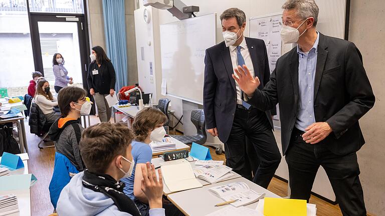 Bayerns Ministerpräsident Markus Söder (links) und Schulminister Michael Piazolo besuchen eine Willkommensklasse in Bayern.