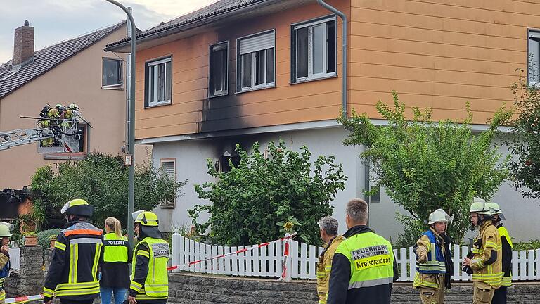 Deutliche Brandspuren an dem Einfamilienhaus in Zell am Main: Polizei und Feuerwehr gehen inzwischen von Brandstiftung aus. Deutliche Brandspuren an dem Einfamilienhaus in Zell am Main: Polizei und Feuerwehr gehen inzwischen von Brandstiftung aus.