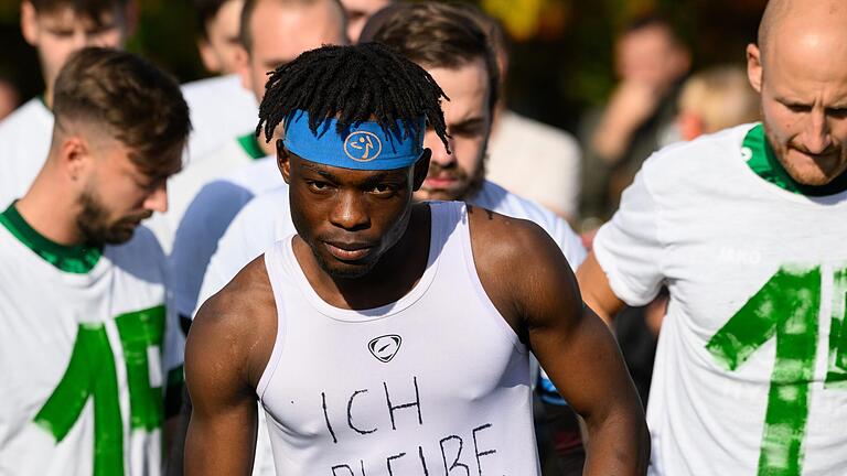 Osaivbie Ekogiawe (Mitte) soll ins Heimatland Nigeria abgeschoben werden. Beim Kreisliga-Spiel des SV Heidingsfeld setzten sich dessen Fußballer für ihren Mitspieler ein. Osaivbie Ekogiawe (Mitte) soll ins Heimatland Nigeria abgeschoben werden. Beim Kreisliga-Spiel des SV Heidingsfeld setzten sich dessen Fußballer für ihren Mitspieler ein.