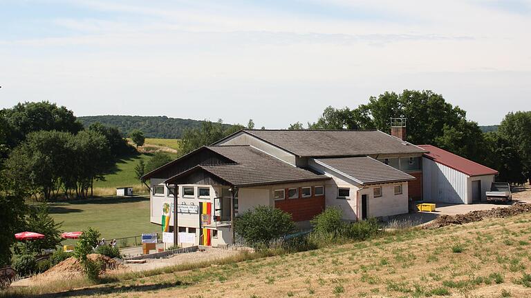 Das Sportheim in Dingolshausen wird saniert. Am 22. Juni 2022 war der Spatenstich.