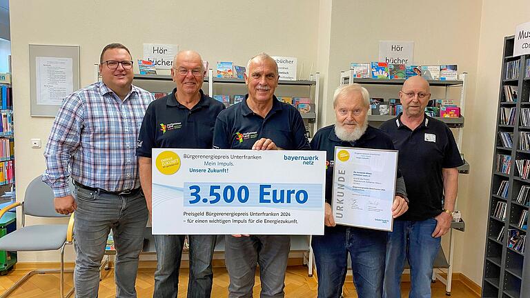 Freude über den Bürgerenergiepreis (von links): Bürgermeister Alexander Bergmann und – stellvertretend für das Reparaturcafé-Team – Erich Klopf, Theophil Giebfried, Josef von Gise und Michael Lemmer. Freude über den Bürgerenergiepreis (von links): Bürgermeister Alexander Bergmann und – stellvertretend für das Reparaturcafé-Team – Erich Klopf, Theophil Giebfried, Josef von Gise und Michael Lemmer.