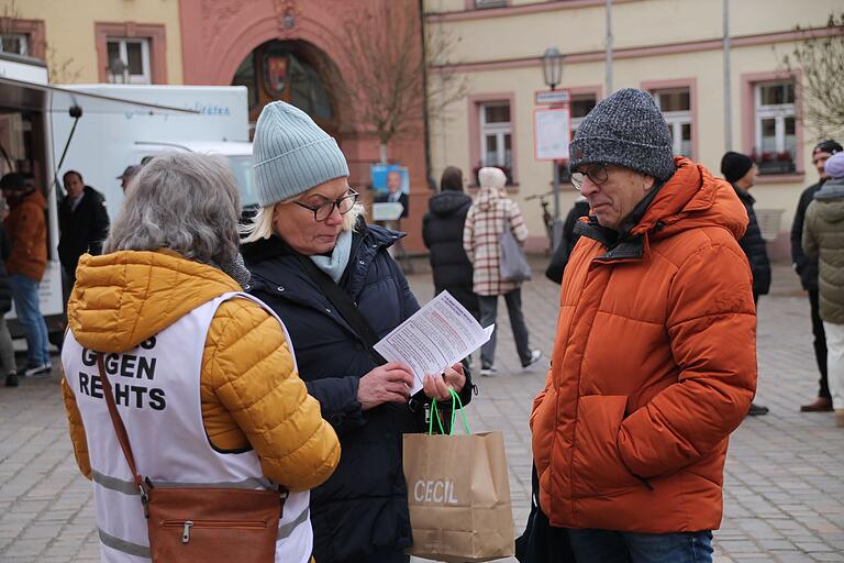 Der Großteil der angesprochenen Passanten reagiert versöhnlich, was die politischen Präferenzen betrifft. Manche machen aber auch deutlich, die AfD zu unterstützen. Der Großteil der angesprochenen Passanten reagiert versöhnlich, was die politischen Präferenzen betrifft. Manche machen aber auch deutlich, die AfD zu unterstützen. 