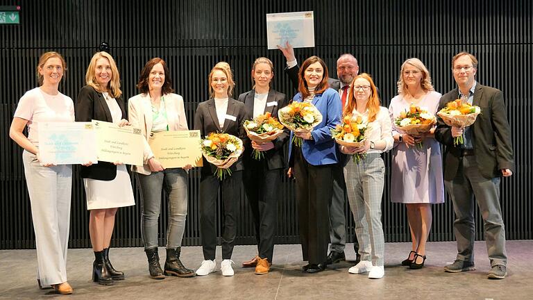 Ein Jahr lang arbeiteten die Bildungsbüros der Stadt und des Landkreises Würzburg an der Grundlage für die Weiterentwicklung regionaler Bildungsmöglichkeiten. Nun wurde die Region dafür mit den Gütesiegeln des Freistaats ausgezeichnet. Im Bild (von links) Bürgermeisterin Judith Roth-Jörg, Staatsministerin Anna Stolz, Andrea Rothenbucher. Außerdem vom Bildungsbüro der Stadt Würzburg (von links): Nadine Bernard, Alexandra Maßmann und Dominika Simonetti. Daneben Landrat Thomas Eberth und aus dem Landratsamt Sinika Liebert (Dritte von rechts), Daniela Reinhardt (Zweite von rechts), und Sebastian Restetzki vom Stabsstellenfachbereich Bildung, Sport, Kultur und Ehrenamt.