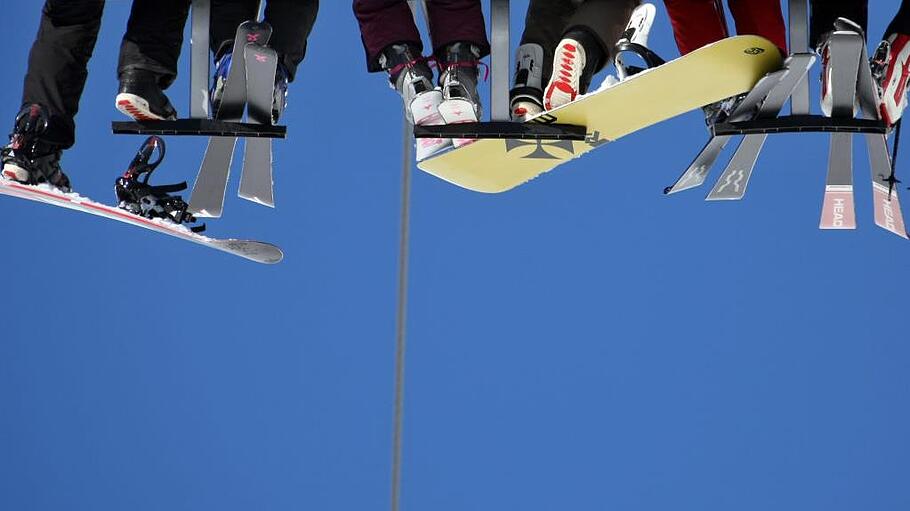 Vorzeitiges Ende eines Skikurses: Wegen des Corona-Virus mussten Kissinger Realschüler vorzeitig aus Tirol heimgeholt werden.  Foto: Karl-Josef Hildenbrand/dpa       -  Vorzeitiges Ende eines Skikurses: Wegen des Corona-Virus mussten Kissinger Realschüler vorzeitig aus Tirol heimgeholt werden.  Foto: Karl-Josef Hildenbrand/dpa