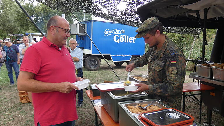 Erbsensuppe mit Wiener Würstchen servierten die Soldaten aus der Feldküche gegen eine Spende. Der Erlös kommt in voller Höhe den Sander Kindergärten zugute.