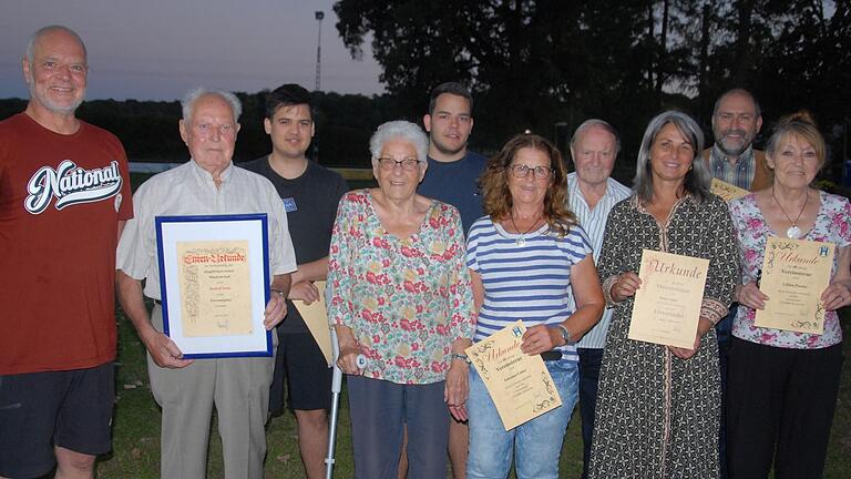 Vorsitzender Rainer Knauf (von links) ernannte Rudolf Seitz zum neuen Ehrenmitglied. Weiter geehrt wurden Andrew Weichselfelder, Hannelore Philipp, Lukas Degan, Johanna Linke, Josef Filbig, Beata Seidel, Frank Weidt und Lilliane Paulus.