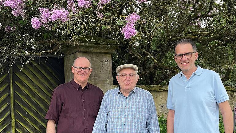 Guido Spahn, Longin Mößlein und Stefan Menz (von links), zwei amtierende und ein ehemaliger Kreisheimatpfleger, beim Dorfspaziergang in Hundelshausen vor dem denkmalgeschützten ehemaligen Forstamt. Guido Spahn, Longin Mößlein und Stefan Menz (von links), zwei amtierende und ein ehemaliger Kreisheimatpfleger, beim Dorfspaziergang in Hundelshausen vor dem denkmalgeschützten ehemaligen Forstamt.