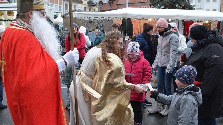 Beim Gang über den Thomasmarkt mussten Christkind, Nikolaus und Knecht Ruprecht immer wieder einen Halt einlegen. Beim Gang über den Thomasmarkt mussten Christkind, Nikolaus und Knecht Ruprecht immer wieder einen Halt einlegen.