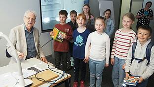 Vor dem Studieren kam das Signieren: Die VHS-Kinderuni mit Paul Maar war gut besucht.