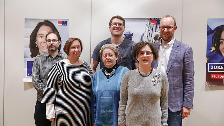 Neuwahlen gab es beim SPD-Stadtparteitag im Felix Fechenbach Haus in Grombühl (von links): Schatzmeister Stefan Albrecht, Tina Muck, Dorothee Klinksiek, Daniel Redelberger, die neue Vorsitzende Freya Altenhöner und Alexander Kolbow. Neuwahlen gab es beim SPD-Stadtparteitag im Felix Fechenbach Haus in Grombühl (von links): Schatzmeister Stefan Albrecht, Tina Muck, Dorothee Klinksiek, Daniel Redelberger, die neue Vorsitzende Freya Altenhöner und Alexander Kolbow.