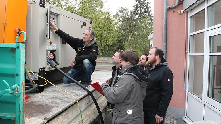 Einige der Mitglieder der Planungsgruppe simulierten gemeinsam mit ihrem Kommandant Roland Feller den Ernstfall eines Blackouts. Das von der Firma Ludwar ausgeliehene Notstromaggregat versorgte das Gerolzhöfer Feuerwehrhaus als Test über einige Stunden mit Strom.