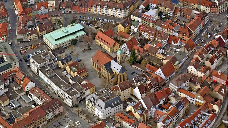 Ist die Idee der Verwaltung, den Neubau des Friederike-Schäfer-Heims anstelle des Rückert-Baus mit dem markanten Kupferdach am Martin-Luther-Platz ab 2026 zu bauen, gut? Daran gibt es viel Kritik, Stadträtin Ulrike Schneider fordert nun eine neue Diskussion über den richtigen Standort.