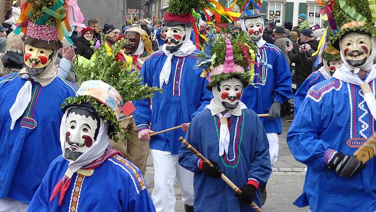 Weisbacher Jüde werden bei Fastnacht in Franken zu erleben sein. Das Bild zeigt eine Gruppe bei der Oberelsbacher Maskenfastnacht.