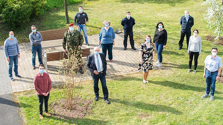 Ein Gruppenbild im Sitzungssaal? In der Coronakrise ist die Wiese vor dem Landratsamt der bessere Ort dafür.