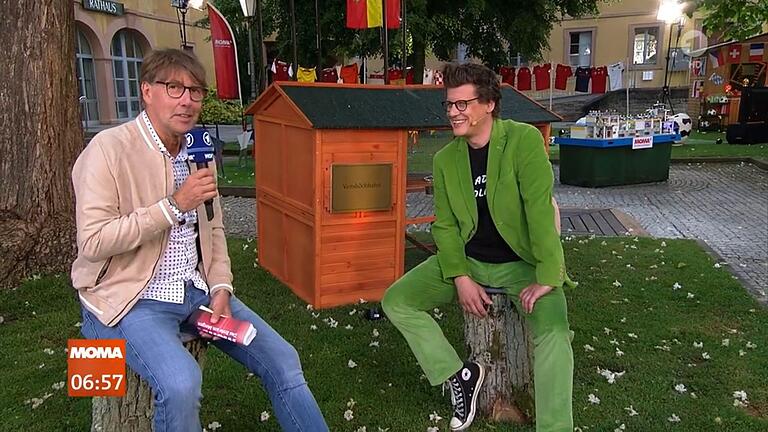 Matthias Walz (rechts) mit Moderator Peter Großmann vor dem Käfig des 'Veitshöchhahns' auf dem Platz vor dem Veitshöchheimer Rathaus. Matthias Walz (rechts) mit Moderator Peter Großmann vor dem Käfig des 'Veitshöchhahns' auf dem Platz vor dem Veitshöchheimer Rathaus.