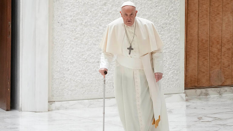 Vatikan Papst.jpeg       -  Nur noch selten ist Papst Franziskus bei offiziellen Anlässen auf eigenen Füßen unterwegs. Vor den Osterfeiertagen sind nicht nur Katholiken gespannt, ob der 87-Jährige das anstrengende Programm bewältigen kann.