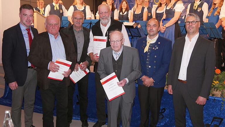 Ehrungen für die ältesten Vereinsmitglieder von der Bundesvereinigung Deutscher Musikverbände e.V. in Dank und Anerkennung mit Urkunden und Ehrennadeln . Von links: Markus Schenk (Kreisvorsitzender des NBMB), Alois Caesar, Adolf Kaiser, Urban Sauer (alle 60 Jahre), Bruno Römert (70 Jahre) sowie Reinhard Kaiser und Roland Cäsar (1. und 2. Vorsitzende MV Rieden).