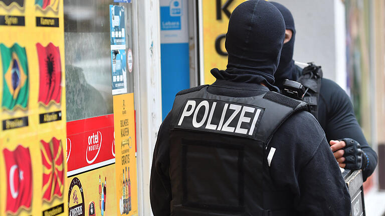 Vermummte Einsatzkräfte stehen vor einem Kiosk im Stadtteil Neukölln: Die Berliner Polizei geht seit einiger Zeit verstärkt gegen kriminelle arabische Großfamilien vor.