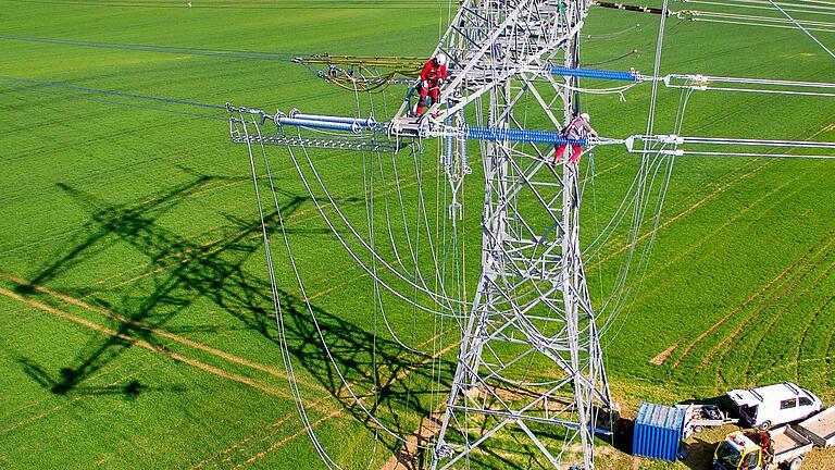Mit der geplanten Wechselstromtrasse P 43, von Dipperz nach Grafenrheinfeld, soll noch mehr Strom von Nord nach Süd geleitet werden. Unser Bild zeigt Wartungsarbeiten an Höchstspannungsleitungen der Firma TenneT im April 2017 bei Grafenrheinfeld. Mit der geplanten Wechselstromtrasse P 43, von Dipperz nach Grafenrheinfeld, soll noch mehr Strom von Nord nach Süd geleitet werden. Unser Bild zeigt Wartungsarbeiten an Höchstspannungsleitungen der Firma TenneT im April 2017 bei Grafenrheinfeld.