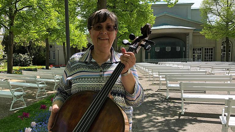 'Nun kommt die Seele wieder nach Hause': Karoline Ziegert hat das von ihr gestiftete Cello wieder zurückbekommen. Im Hintergrund die berühmte Kissinger Konzertmuschel, in der es eigentlich hätte erklingen sollen.