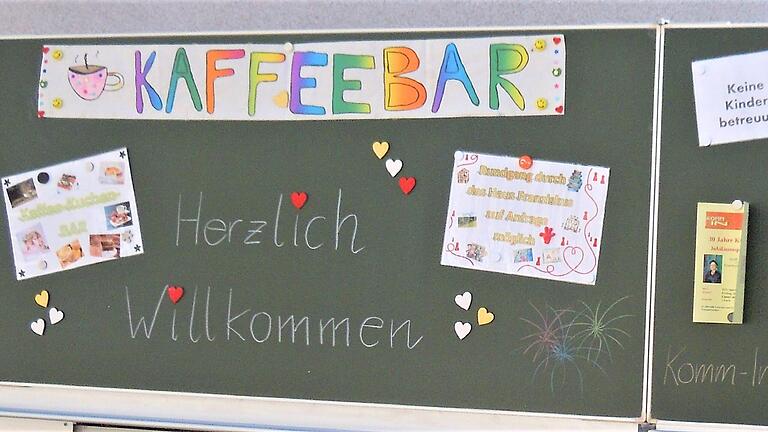 Schon am Eingang wurden die Gäste mit dieser Tafelanschrift freundlich empfangen, um ihren Kaffee und Kuchen im Franziskusgarten zu genießen.