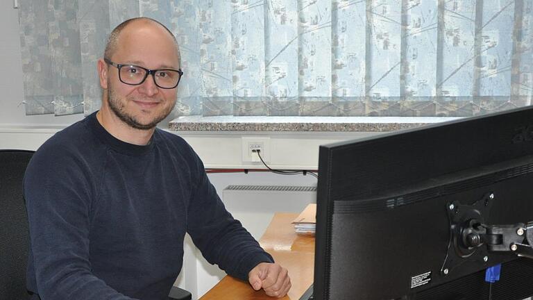 Steffen Schneider, Geschäftsleiter und Kämmerer der Gemeinde Motten, wechselt um 1. Januar in die Verwaltungsgemeinschaft Bad Brückenau. Dort hatte er seine Ausbildung absolviert. Foto: Petra Heurich       -  Steffen Schneider, Geschäftsleiter und Kämmerer der Gemeinde Motten, wechselt um 1. Januar in die Verwaltungsgemeinschaft Bad Brückenau. Dort hatte er seine Ausbildung absolviert. Foto: Petra Heurich