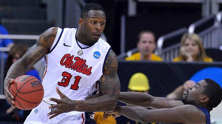 Baskets-Neuzugang Murphy Holloway (am Ball) in einer Partie der amerikanischen NCAA College League.