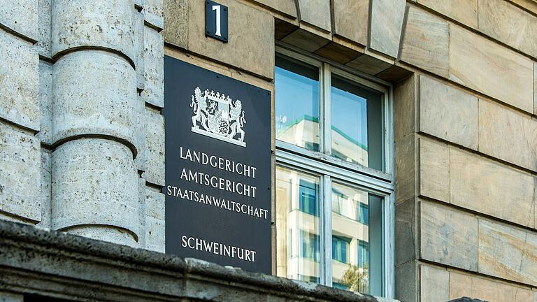 Vor dem Landgericht Schweinfurt wird erneut der Fall einer jungen Frau verhandelt, die ihr Baby im Ankerzentrum in Geldersheim mit mehreren Messerstichen getötet haben soll. Der BGH zweifelt das Mordmerkmal der Heimtücke an. Vor dem Landgericht Schweinfurt wird erneut der Fall einer jungen Frau verhandelt, die ihr Baby im Ankerzentrum in Geldersheim mit mehreren Messerstichen getötet haben soll. Der BGH zweifelt das Mordmerkmal der Heimtücke an.