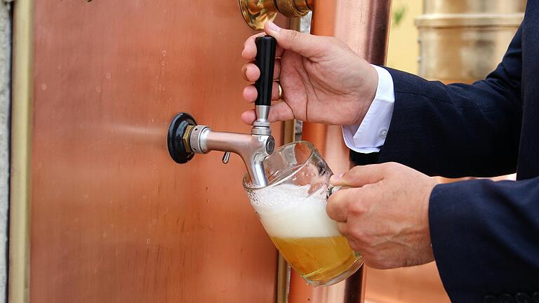Einen Trinkbrunnen der anderen Art gibt es im Volkacher Ortsteil Krautheim: Zu besonderen Anlässen wird dort aus einem Fass im Bierbrunnen gezapft. Einen Trinkbrunnen der anderen Art gibt es im Volkacher Ortsteil Krautheim: Zu besonderen Anlässen wird dort aus einem Fass im Bierbrunnen gezapft.