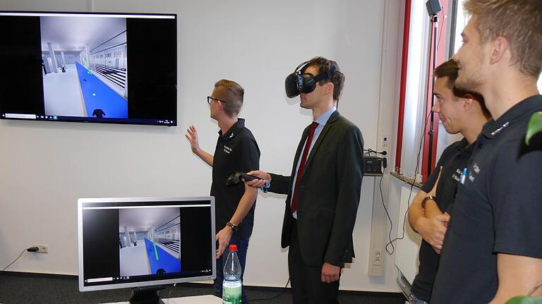 Hineintasten in die Cyber-Welt: Landrat Florian Töpper testete die VR-Brille im digitalen SKF-Büro.