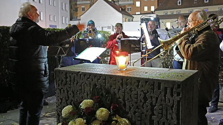 Der Gedenkstein für die jüdische Bevölkerung Schweinfurts geht ebenfalls auf die Initiative gegen das Vergessen zurück. Im Bild die Gedenkfeier zur Pogromnacht am 9. November 2017.