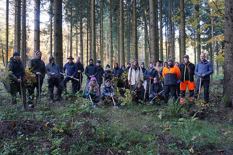 Gemeinsame Pflanzaktion der Schülerinnen und Schüler der Holzbildhauerschule Bischofsheim mit Bürgermeister Georg Seiffert, den städtischen Forstarbeitern und Daniel Walter von der von Waldhausen`schen Forstverwaltung. Gemeinsame Pflanzaktion der Schülerinnen und Schüler der Holzbildhauerschule Bischofsheim mit Bürgermeister Georg Seiffert, den städtischen Forstarbeitern und Daniel Walter von der von Waldhausen`schen Forstverwaltung.