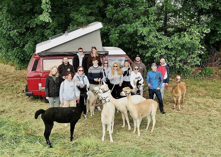 In diesem Frühjahr hat sich erstmals ein Teil der insgesamt 28 Mitarbeiterinnen und Mitarbeiter von AlpacaCamping&nbsp; persönlich getroffen - unter anderem bei einer Alpaca-Wanderung.