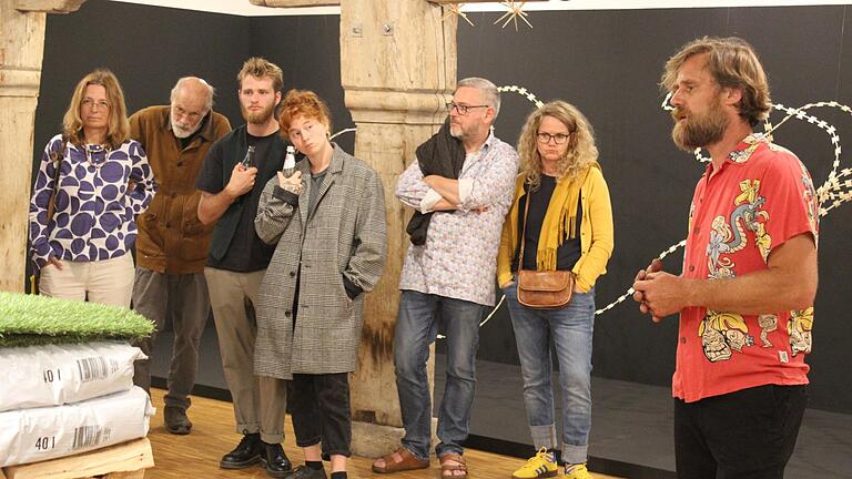 Bildhauer Herwig Kemmerich (rechts) führte durch seine Ausstellung und erläuterte den Besuchern im Kloster Wechterswinkel auch die Hintergründe seiner Werke.