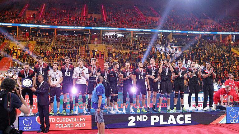 Zweiter Platz       -  Die deutsche Volleyball-Nationalmannschaft bei der Siegerehrung.