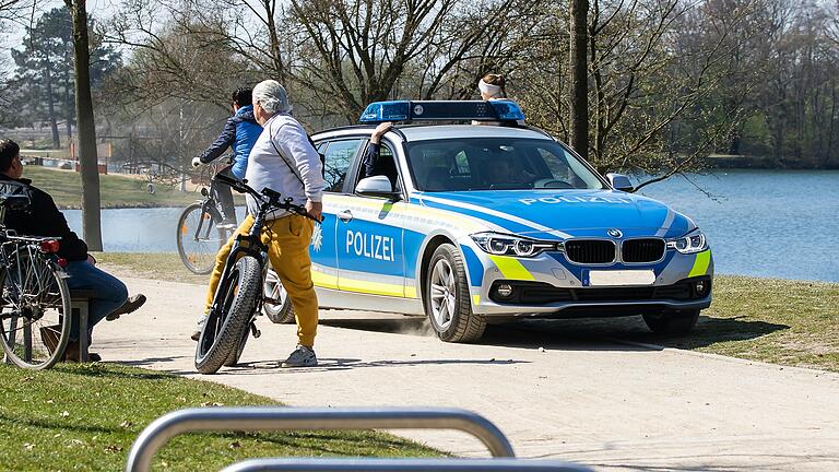 Wer wiederholt gegen die Ausgangsbeschränkungen verstößt, muss damit rechnen, von der Polizei in Gewahrsam genommen zu werden.&nbsp;