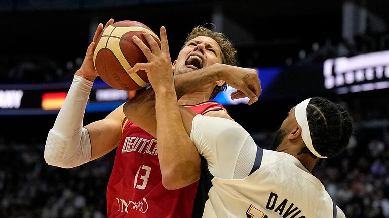 Basketball: Länderspiel  USA - Deutschland       -  Wertvolle Bankspieler im Duell: Moritz Wagner und Anthony Davis.