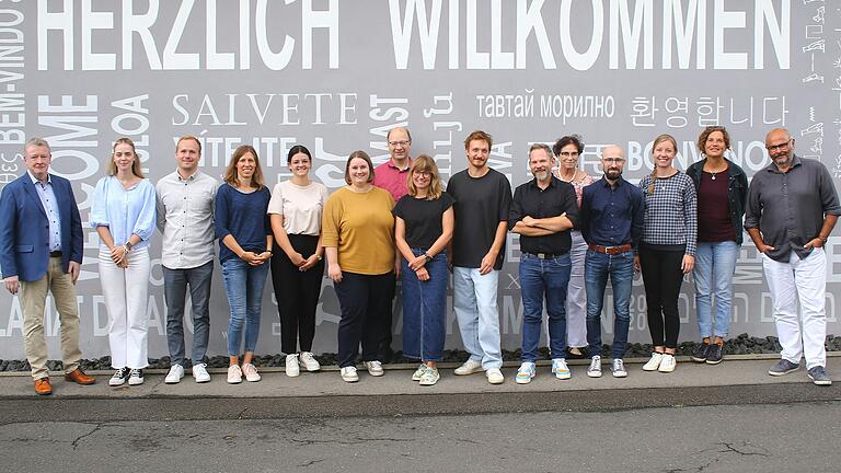 Bunt gemischt: Neue Lehrkräfte, Referendarinnen und Referendare sowie Rückkehrer aus der Beurlaubung starteten ins neue Schuljahr am Gymnasium Bad Königshofen. Im Bild (v. links) OStD Frank Gleichmann (Schulleiter), StRefin Rosalie Worschech (K/D), StRef Alexander Guckenberger (M/Sm), StRin Iris Hergenhan (L/Sw/Eth), StRefin Frauke Berg (C/E), StRin Veronika Sender (Mu/G), Pfarrer Udo Sehmisch (ev. Rel.), OStRin Isabell Rehberg-Helmerich (D/E), StR Yannic Freudenberger (Ku), OStR Frank Helmerich (E/Geo), OStRin Yvonne Avenarius (L/F), StR Johann Eckart (M/Ph), StRin Ruth Maar (M/Ph), OStRin Anja Zuber-Bördlein (E/F), OStR Andreas Bördlein (D/E).