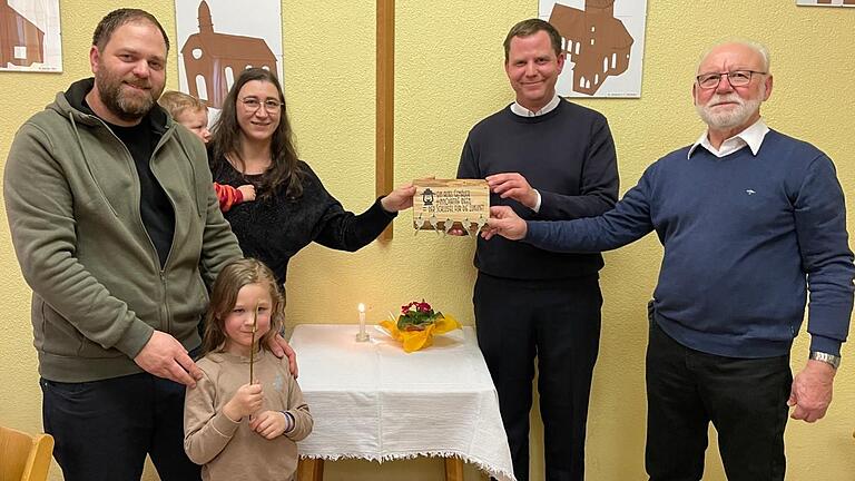 Egon Bauß (rechts) übergibt den Schlüssel für den alten Kindergarten in Nordheim an die neuen Eigentümer.