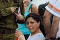 Verletzt       -  Eine verletzte Frau wird von Helfern aus Israel versorgt. Sie wurde bei einem Anschlag auf einen Bus mit israelischen Touristen verletzt. Foto: Vassil Donev