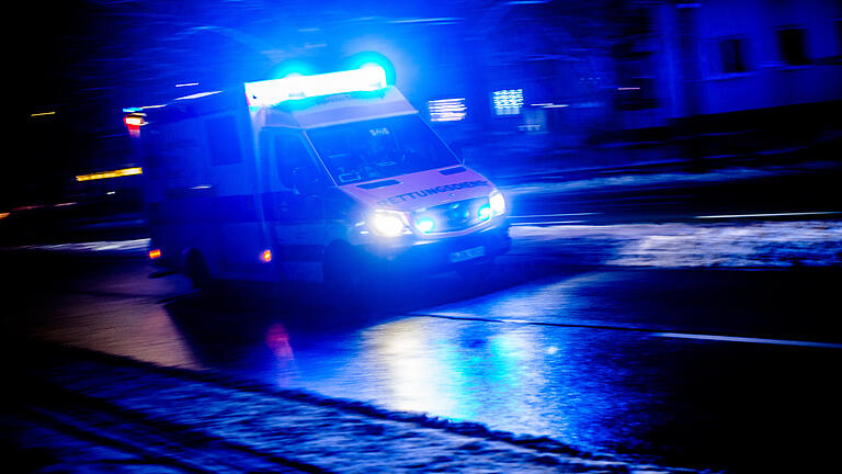 Rettungswagen im Einsatz - Symbolbild: Rettungwagen Rettungswagen im Einsatz - Symbolbild: Rettungwagen