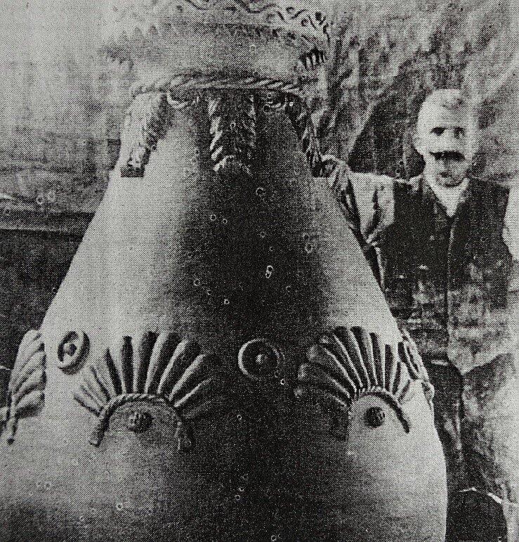 Töpfer David Hettiger mit der größten Vase der Welt im Jahre 1925. Töpfer David Hettiger mit der größten Vase der Welt im Jahre 1925.