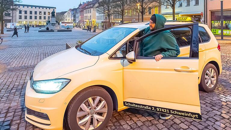 Taxifahren in Schweinfurt wird teurer. Die Stadt Schweinfurt und Unternehmen haben sich auf einen Kompromiss geeinigt. Unser Bild ist am Taxistand am Marktplatz entstanden.