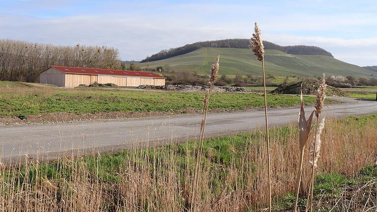 Nicht mehr ganz unberührt ist die Landschaft im Iphöfer Naherholungsgebiet Schießgrund. Neben der Maschinenhalle sollen jetzt ein Weingut mit Ferienwohnungen und ein Wohnhaus entstehen. Nicht mehr ganz unberührt ist die Landschaft im Iphöfer Naherholungsgebiet Schießgrund. Neben der Maschinenhalle sollen jetzt ein Weingut mit Ferienwohnungen und ein Wohnhaus entstehen.