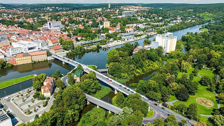 Luftaufnahme von der Maxbrücke im Sommer 2023: Im Sommer war die Brücke wegen Bauarbeiten länger gesperrt, jetzt kann man drei Wochen lang nur stadtauswärts fahren. Die Stadtwerke müsse an zwei Stellen Leitungen erneuern. Luftaufnahme von der Maxbrücke im Sommer 2023: Im Sommer war die Brücke wegen Bauarbeiten länger gesperrt, jetzt kann man drei Wochen lang nur stadtauswärts fahren. Die Stadtwerke müsse an zwei Stellen Leitungen erneuern.